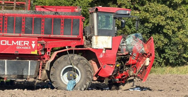 Zemědělský stroj vjel u Prahy do protisměru a srazil se s autem a dodávkou, jeden mrtvý