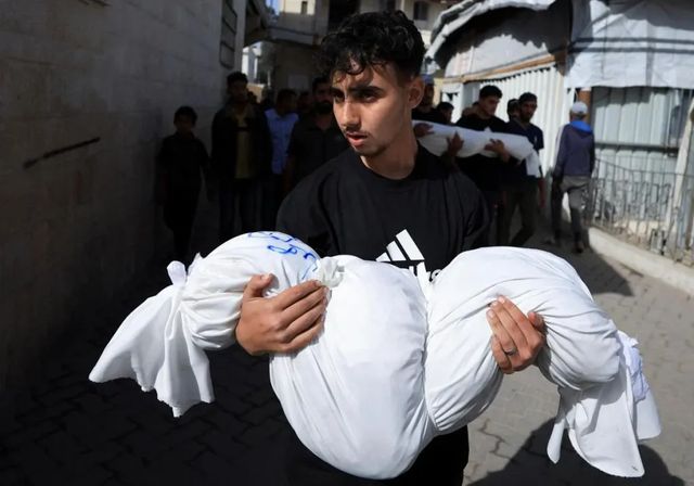 Israel bombardea una escuela de Gaza ocupada por refugiados y mata al menos a 35 civiles