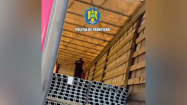Marocani intrați ilegal în România, găsiți inconștienți în semiremorca unui TIR