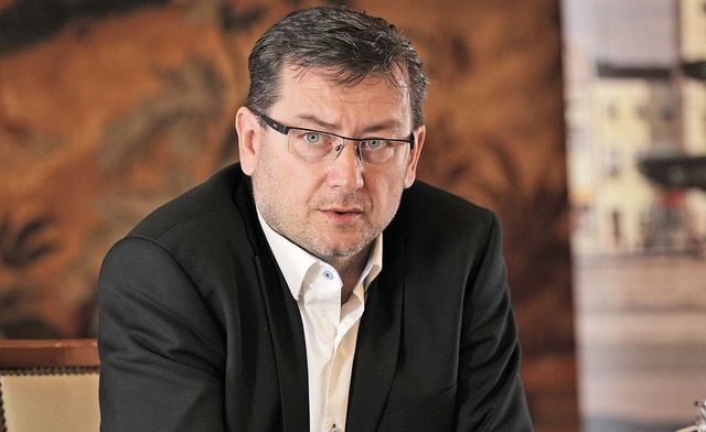 Primátor Karviné Wolf viněný ve fotbalové kauze nerezignuje