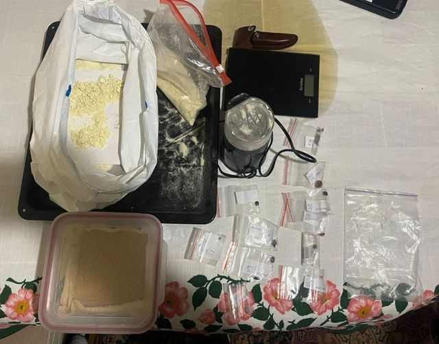 Doi tineri, reținuți în flagrant în timp ce ascundeau droguri în…