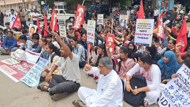 Protest held in Davangere to condemn lathi-charge on students in Delhi