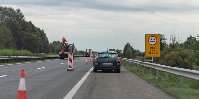 Többautós ütközések két autópályán, lelassult a közlekedés