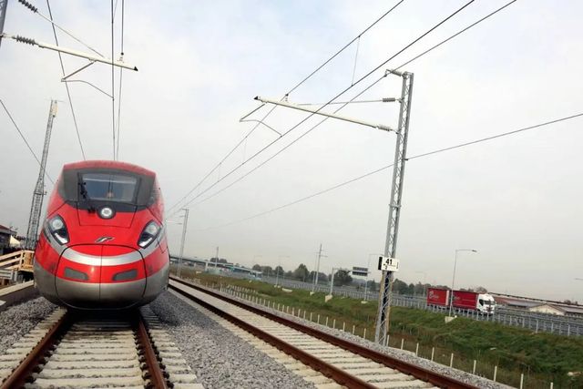 'Persone sui binari', ritardi fino a 2 ore sull'Alta Velocità Milano-Bologna
