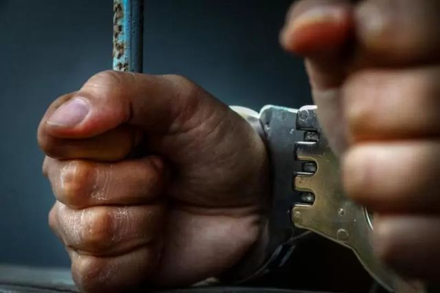 Un polițist de la Serviciul Pașapoarte Alba, arestat preventiv pentru că și-ar fi agresat sexual fiul de 5 ani