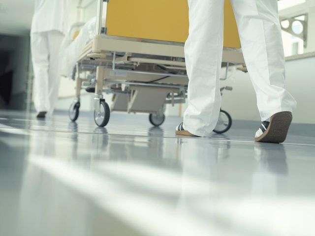Személyesen ellenőrizte az elkészült klímacserét Magyar Péter és Hegedűs Zsolt az Uzsoki utcai kórházban