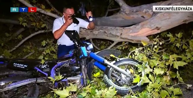 Rádőlt egy fa a szerda esti viharban egy fiatal motorosra Kiskunfélegyházán