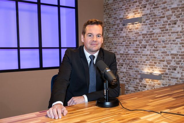 Azahriah bocsánatot kért, amiért fideszes véglényekről írt