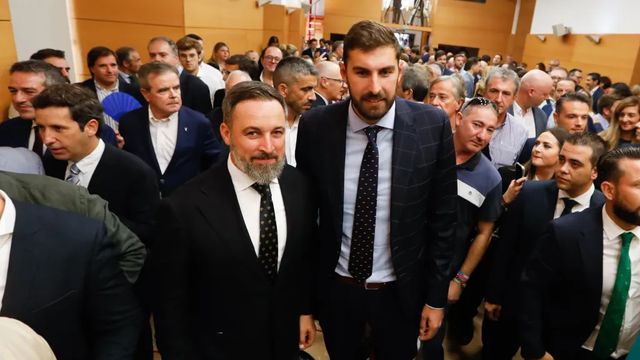 Feijóo, del pie en pared ante Vox por la inmigración a la «prioridad nacional» del pacto extremeño