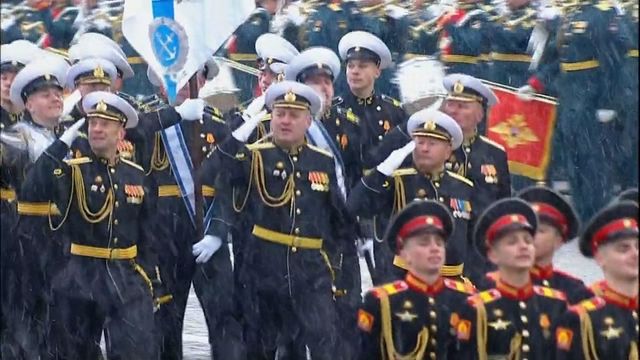 Rusko pořádá vojenskou přehlídku, začalo chumelit