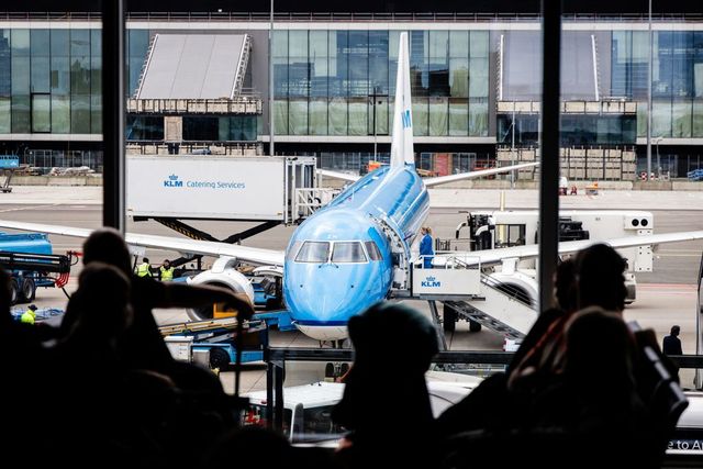 O persoană a murit aspirată de motorul unui avion în funcțiune, pe Aeroportul Schiphol din Amsterdam