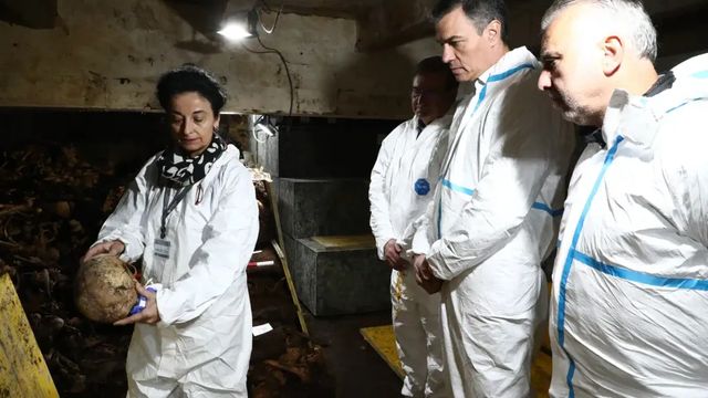 Sánchez visita el laboratorio forense del Valle de los Caídos