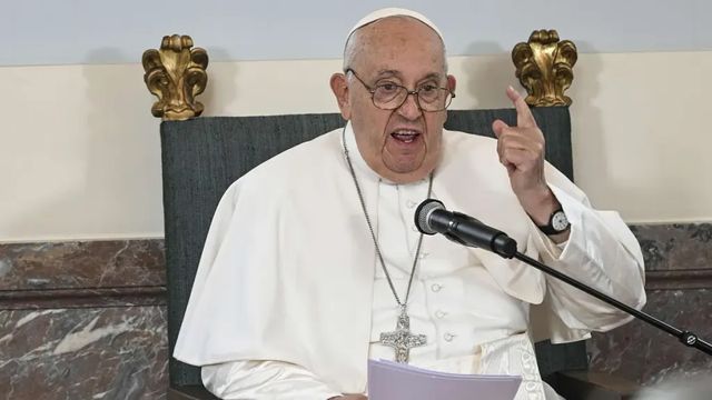 Il Papa, deportare i migranti ferisce la dignità umana