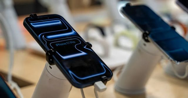 Policie stíhá tři lidi za podvod s elektronikou, škoda je přes čtyři miliardy