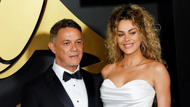 Alejandro Sanz y Candela Márquez posan juntos por primera vez y oficializan su relación