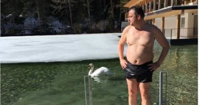 Bagno nella neve per sfidare Salvini: Calenda pubblica foto in costume
