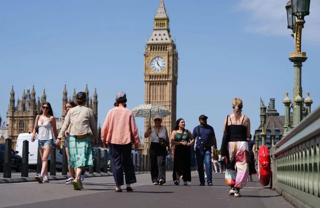 Cod roșu de caniculă în Marea Britanie: Temperaturile ar urma să depășească recordurile istorice anterioare. Sute de școli sunt închise
