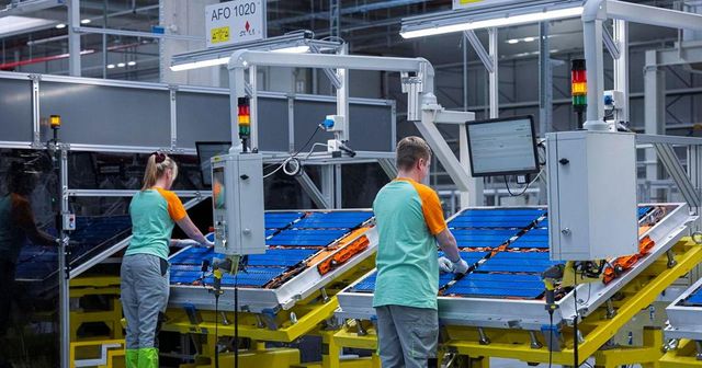 Průmyslová produkce i zakázky v lednu meziročně vzrostly