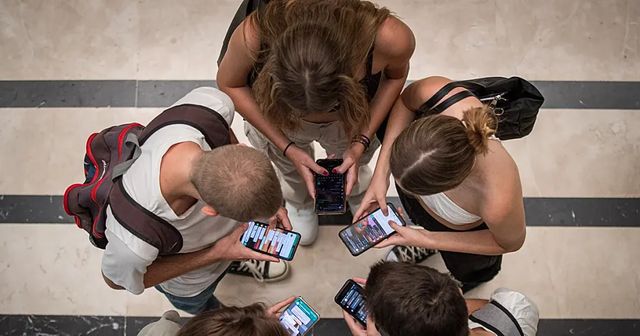 La mitad de los jóvenes ve con buenos ojos las políticas autoritarias y una dictadura