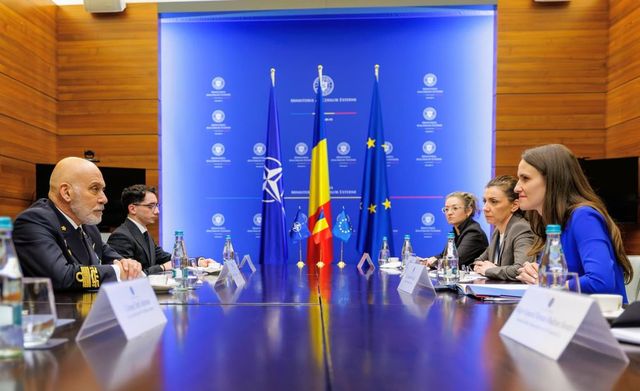 Oana Țoiu și șeful Comitetului Militar NATO, discuții la București despre securitatea Mării Negre și amenințările cu drone