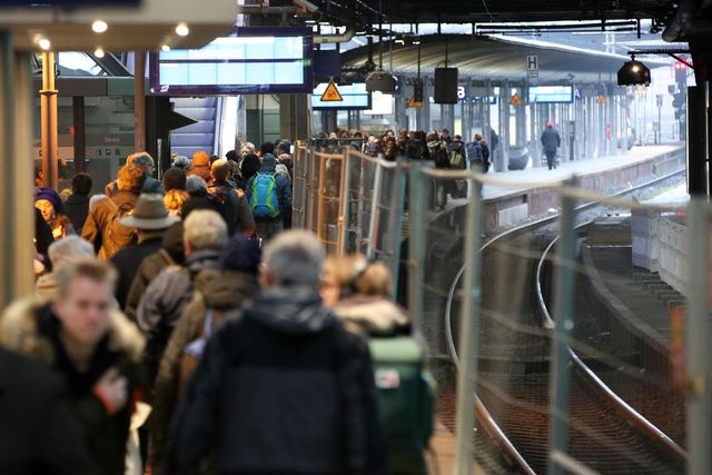 Allerta alla stazione di Amburgo, isolata per ore per un sospetto caso di virus Marburg