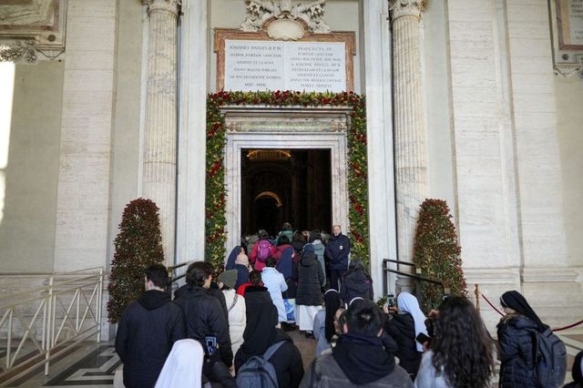 Giubileo 2025, oltre mezzo milione di pellegrini hanno attraversato la Porta Santa a San Pietro