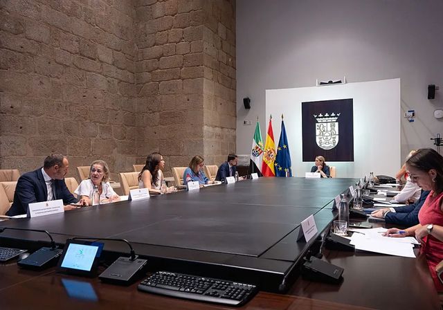 PP y Vox cierran un 'acuerdo puente' para evitar la parálisis en Extremadura a la espera del definitivo