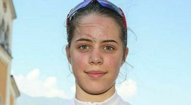 Sara Piffer morta travolta da un’auto mentre si allena sotto gli occhi del fratello, la promessa del ciclismo aveva 19 anni