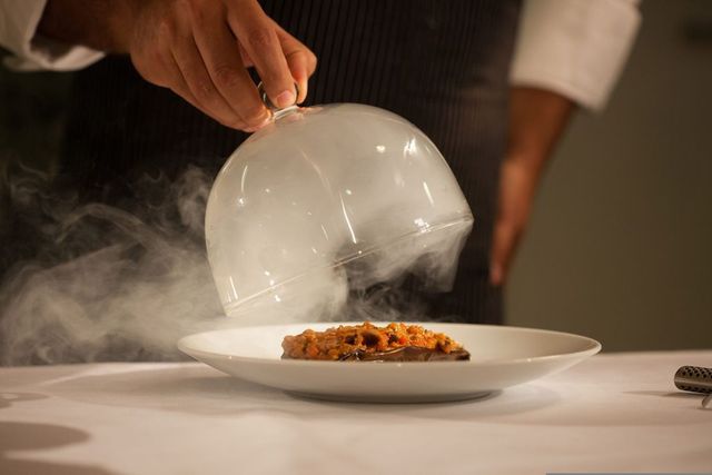Patronul unui restaurant cu stele Michelin riscă până un an de închisoarea după ce a servit deserturi decorate cu furnici