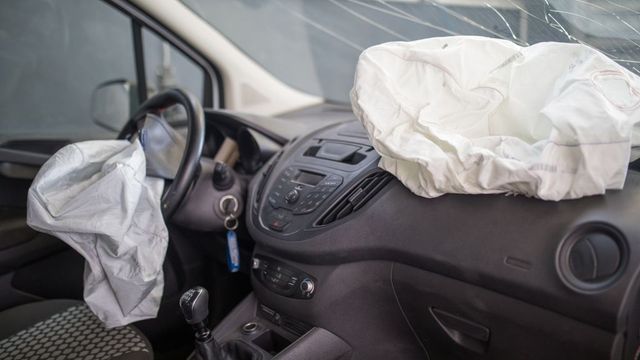 Тежка катастрофа между автобус и кола затвори пътя София-Варна