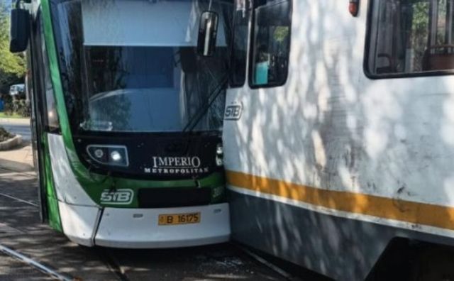 Două tramvaie s-au ciocnit într-o intersecție din București. Un copil a ajuns la spital
