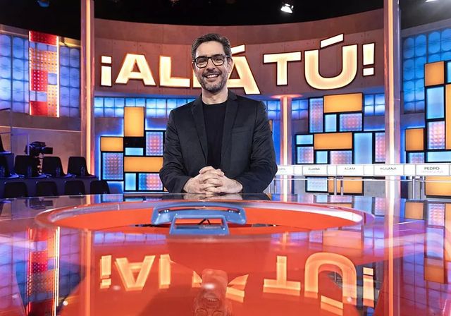 Juanra Bonet salta a Telecinco para abrir las míticas cajas de '¡Allá tú!'