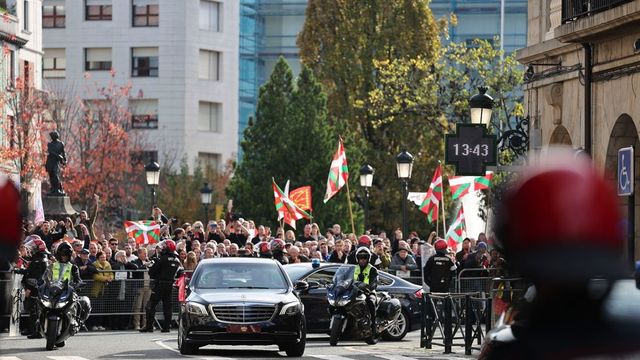 Vandalizan la Casa de Juntas de Guernica y roban la bandera de España