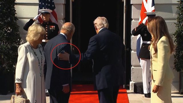 Trump poplácal krále Karla po rameni