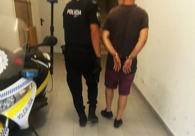 Abatido un hombre tras irrumpir armado en la comisaría de la policía local de un pueblo de Barcelona