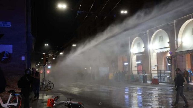 Giovani Palestinesi in piazza, cariche e idranti della polizia in via Rizzoli