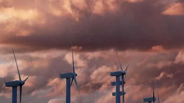 El caos del precio de la electricidad frena en seco el despliegue de renovables en España