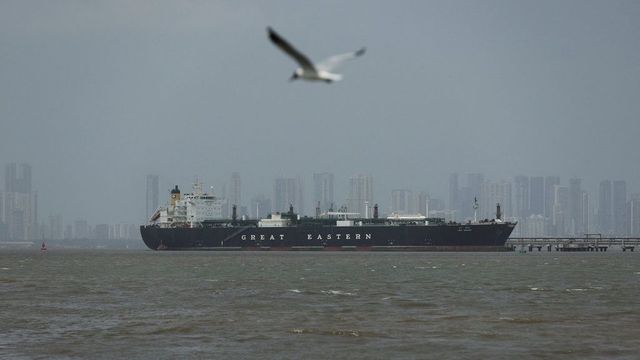 Trump nařídil střílet na lodě, jež rozmisťují miny v Hormuzu