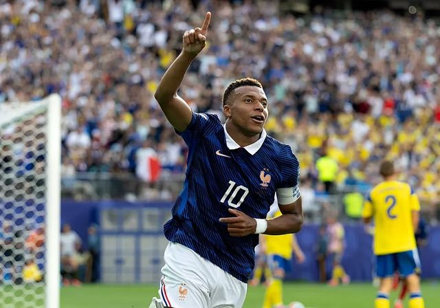 Mbappé y su batalla goleadora con Messi: «Estoy seguro de que Leo va a seguir marcando goles»