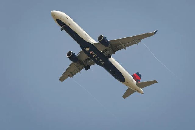 Un avion care ateriza la Chicago a intrat în contact cu un foc de artificii – CNN