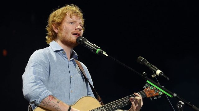 Videón, ahogy a rendőrség Indiában megszakítja Ed Sheeran utcai koncertjét