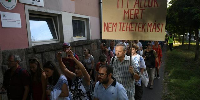 Iványi Gábor iskoláinak bezárása ellen tüntettek