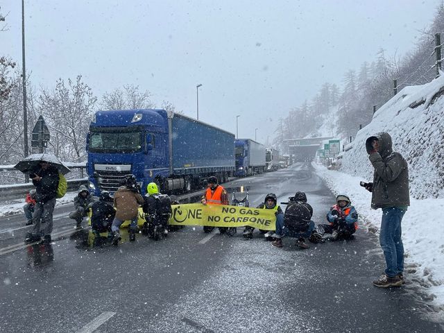 Attivisti di Ultima Generazione sfidano la neve e bloccano il traforo del Monte Bianco