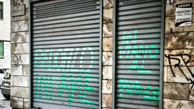 Violenze nel minimarket di Torino, insulti e minacce alla gip