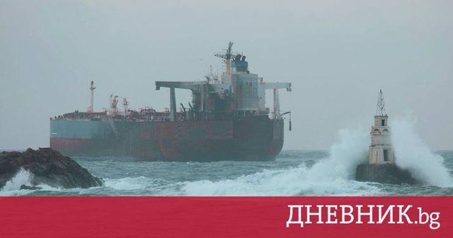 Евакуирани са трима души от танкера, заседнал край Ахтопол