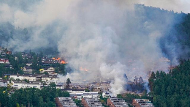 Almeno 100 case distrutte nell'incendio in Norvegia, 'rogo fuori controllo'