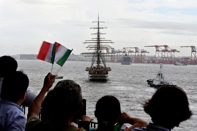 L'Amerigo Vespucci lascia Tokyo