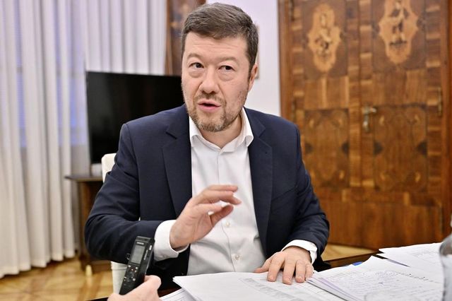 Okamura před svou cestou do Číny jednal i s tajnými službami