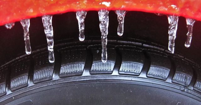 Újra kiadták a riasztást, ónos eső bénítja a közlekedést