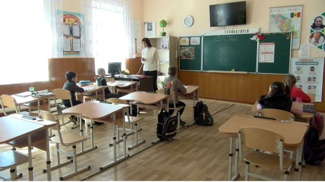 Un profesor din Moldova a fost agresat de părintele unui elev chiar în sala de clasă
